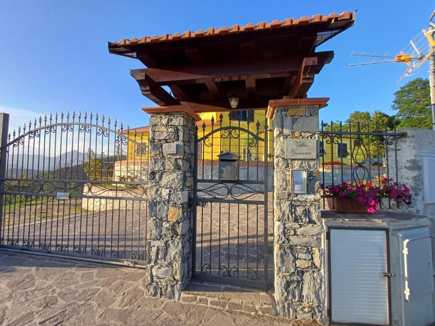 Joivy Villa Guanna - Charming Flat With Garden Bracco Екстер'єр фото